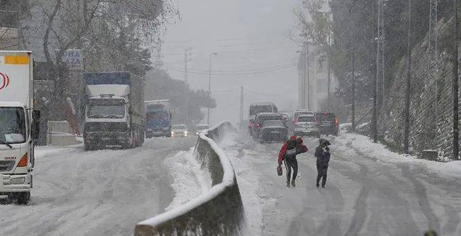 北疆暴雪来袭，南国暴雨倾盆，极端天气让秋天变得如此反常！